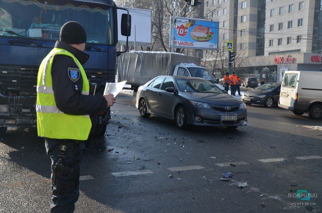 В Днепре на Поля серьезное ДТП: фура заблокировала троллейбус - рис. 4