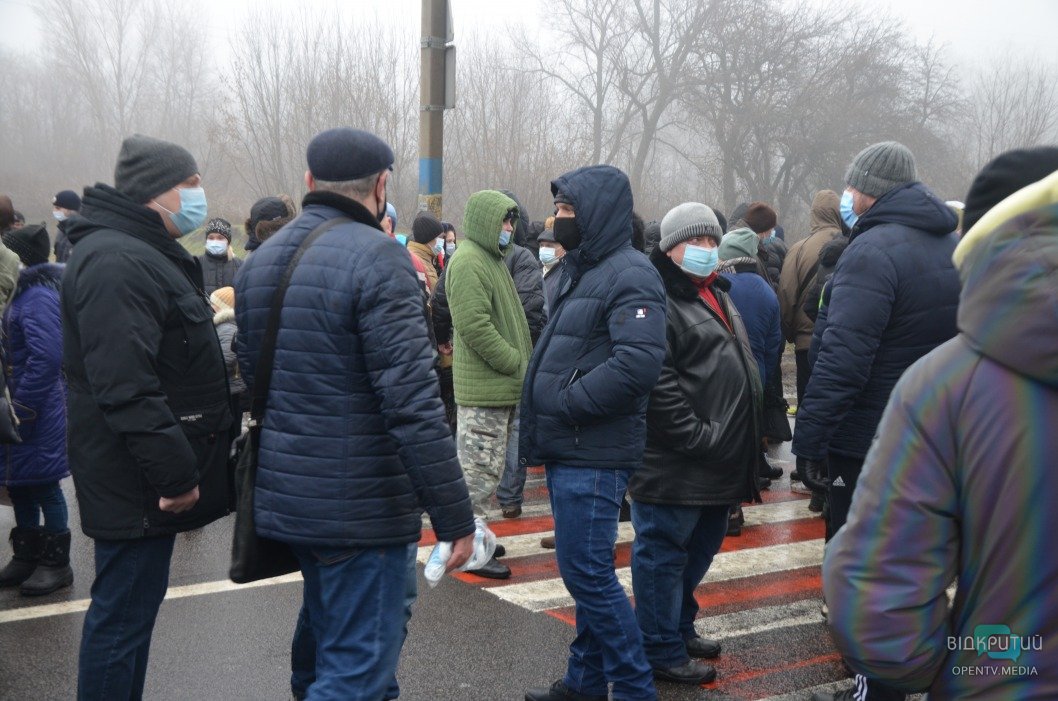 Приходится мерзнуть в собственной квартире: в Каменском недовольные горожане вышли на акцию протеста - рис. 13