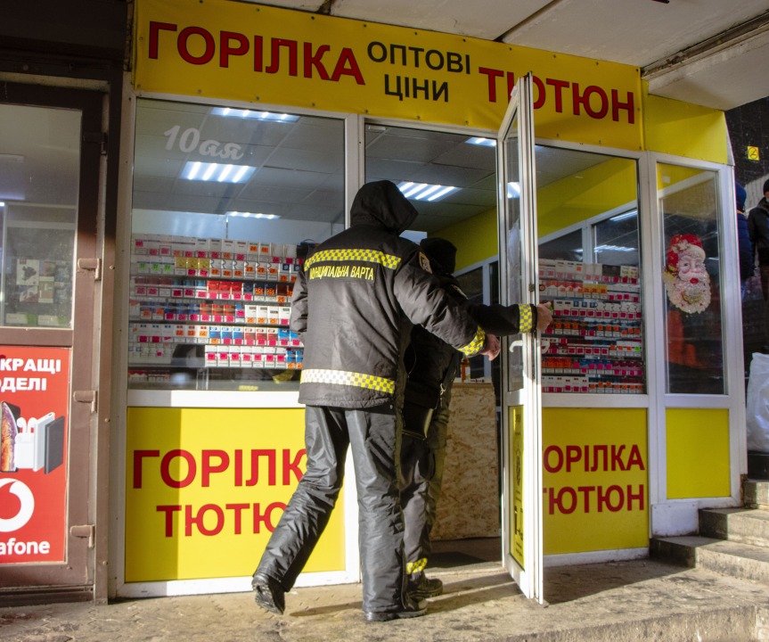 В Днепре на автовокзале незаконно торговали сигаретами и алкоголем - рис. 1