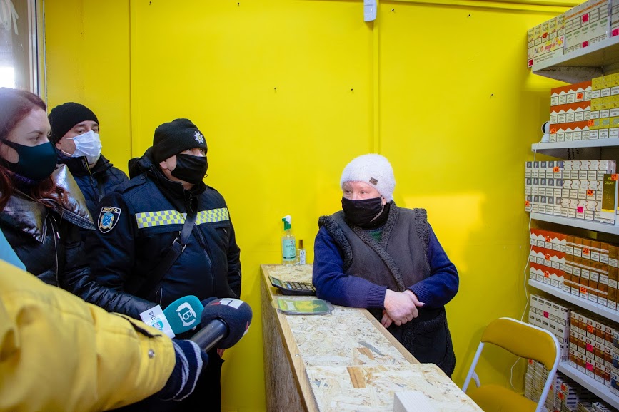 В Днепре на автовокзале незаконно торговали сигаретами и алкоголем - рис. 4