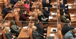 Новый стандарт: в Днепре на сессии горсовета депутаты сидят в стеклянных "боксах" (ФОТО) - рис. 12