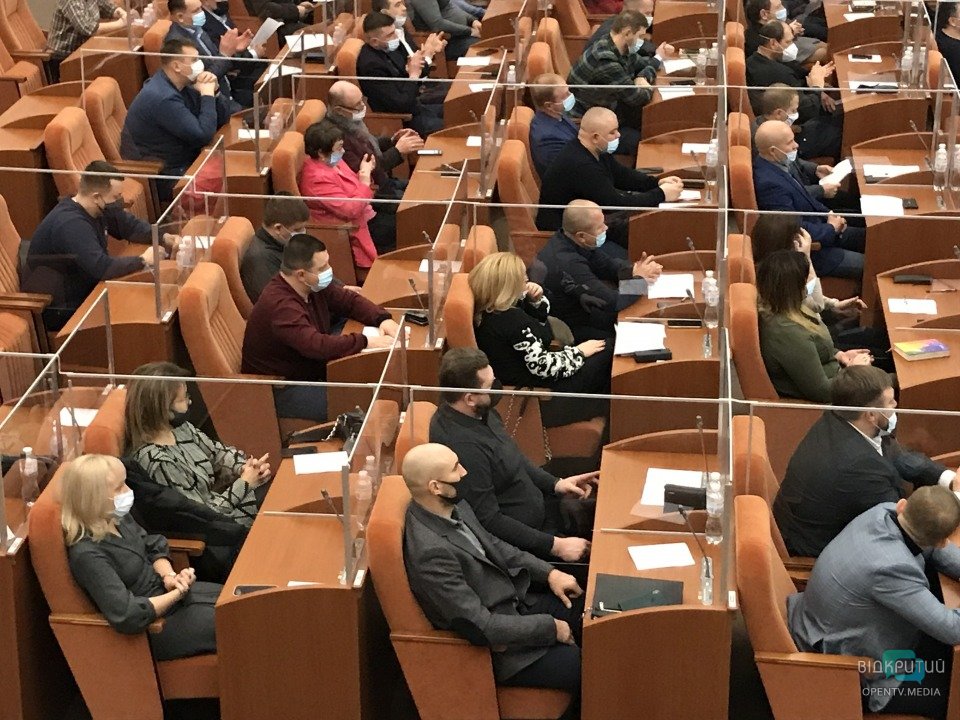 Новый стандарт: в Днепре на сессии горсовета депутаты сидят в стеклянных "боксах" (ФОТО) - рис. 2