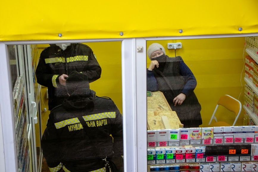 В Днепре на автовокзале незаконно торговали сигаретами и алкоголем - рис. 5