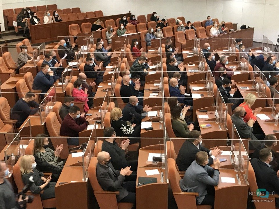 Новый стандарт: в Днепре на сессии горсовета депутаты сидят в стеклянных "боксах" (ФОТО) - рис. 1