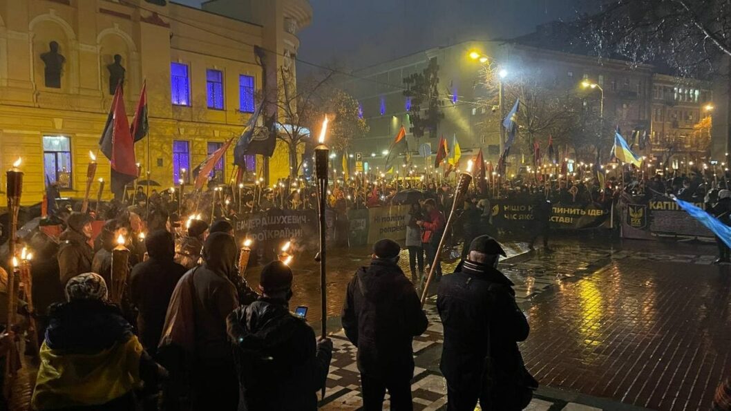 Под дождем и с факелами: в Днепре прошел марш в честь Бандеры - рис. 6