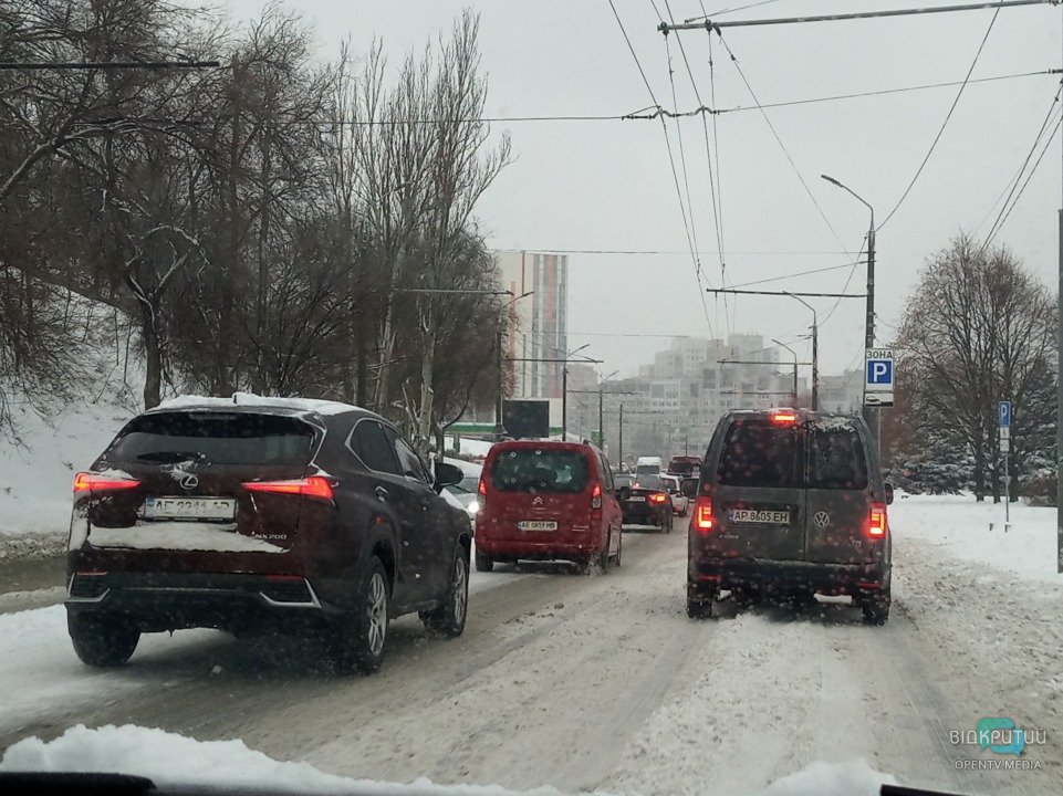 Километровые пробки в центре: Днепр засыпало снегом (ФОТО) - рис. 1