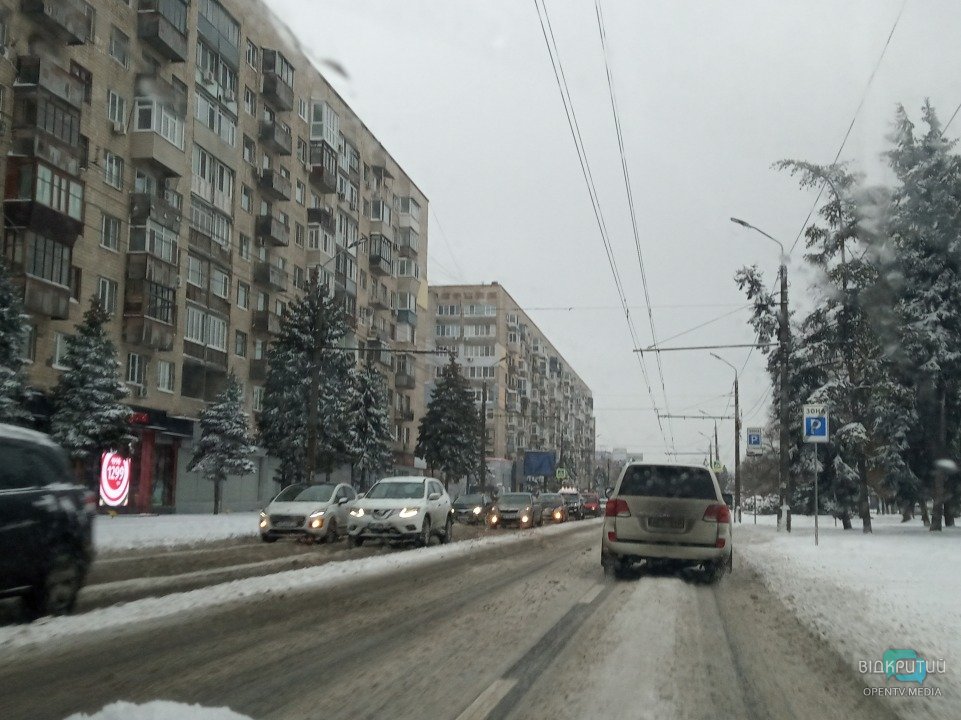 Километровые пробки в центре: Днепр засыпало снегом (ФОТО) - рис. 6