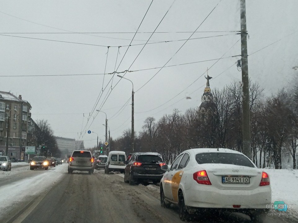 Километровые пробки в центре: Днепр засыпало снегом (ФОТО) - рис. 2