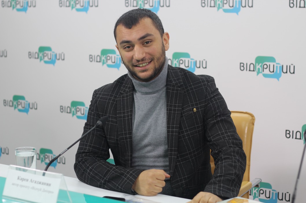Печиво «Дніпро», фанатський рух і трамвай: у місті з'явилися незвичайні скульптури - рис. 3
