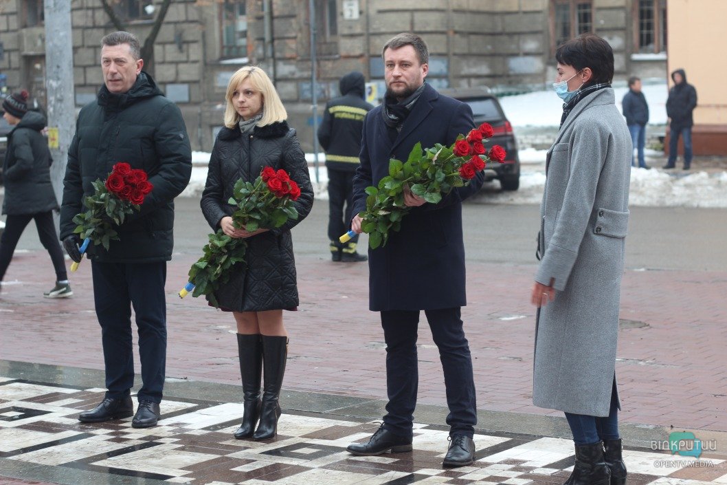 В Днепре возле памятника Шевченко появились огромные букеты роз (ФОТО) - рис. 3