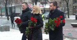 В Днепре возле памятника Шевченко появились огромные букеты роз (ФОТО) - рис. 2