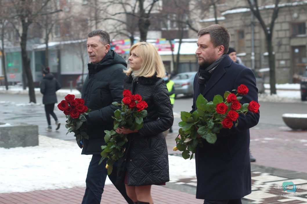 В Днепре возле памятника Шевченко появились огромные букеты роз (ФОТО) - рис. 4