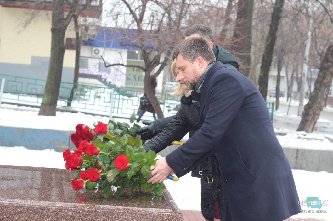В Днепре возле памятника Шевченко появились огромные букеты роз (ФОТО) - рис. 5