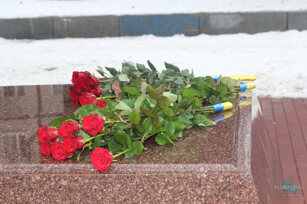 В Днепре возле памятника Шевченко появились огромные букеты роз (ФОТО) - рис. 8