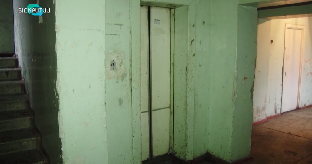 Без отопления и с кучами мусора под окнами: в каких условиях живут люди в общежитиях Днепра - рис. 1