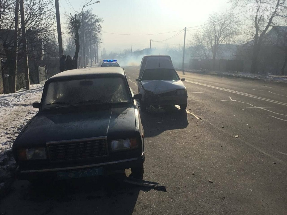 В Кривом Роге водитель ЗАЗ протаранил припаркованный полицейский автомобиль - рис. 1
