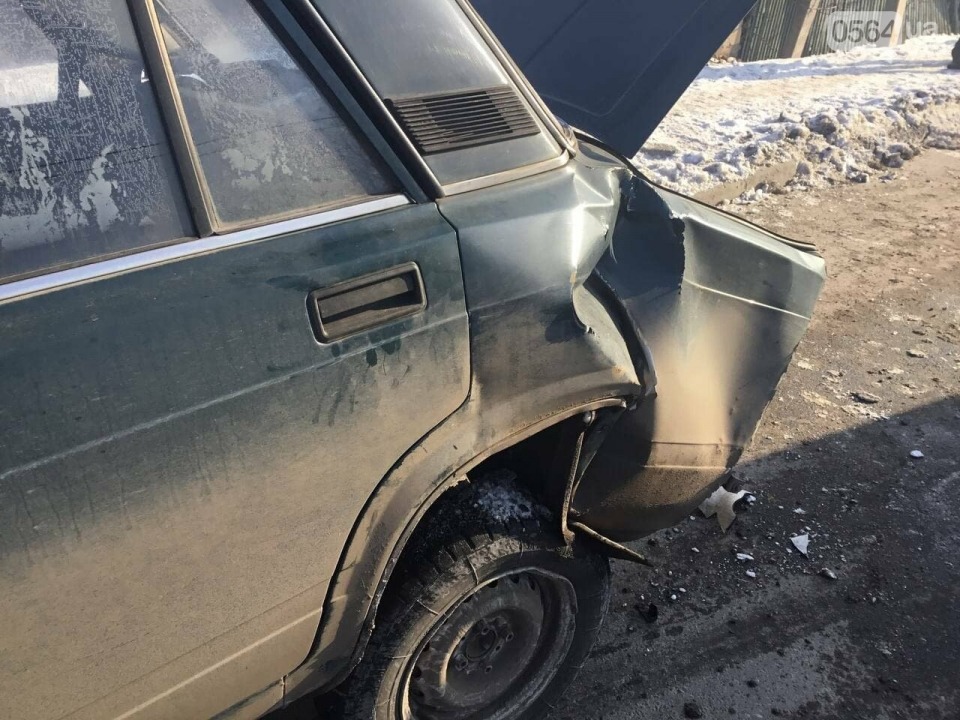 В Кривом Роге водитель ЗАЗ протаранил припаркованный полицейский автомобиль - рис. 2