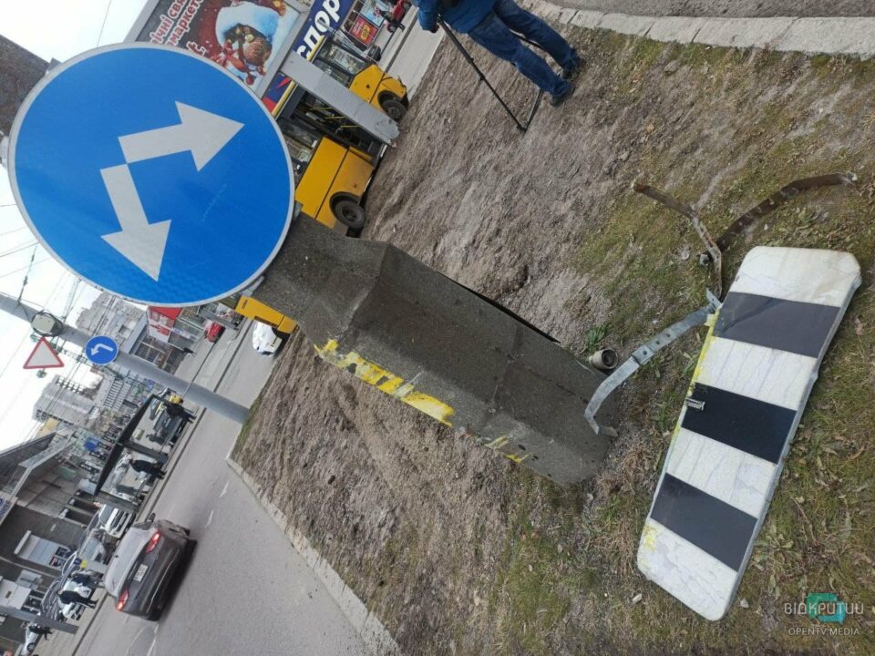 В Днепре возле Нового моста маршрутка врезалась в билборд (ФОТО) - рис. 2