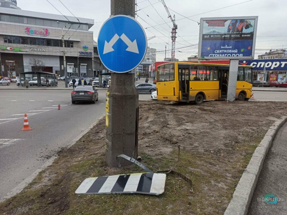 В Днепре возле Нового моста маршрутка врезалась в билборд (ФОТО) - рис. 4