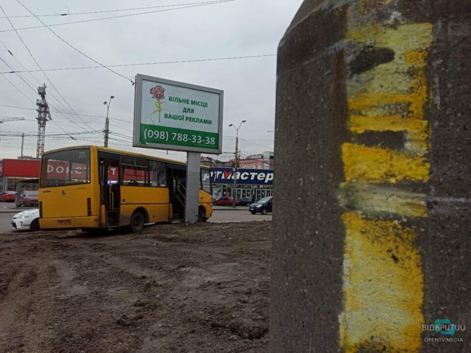 В Днепре возле Нового моста маршрутка врезалась в билборд (ФОТО) - рис. 5