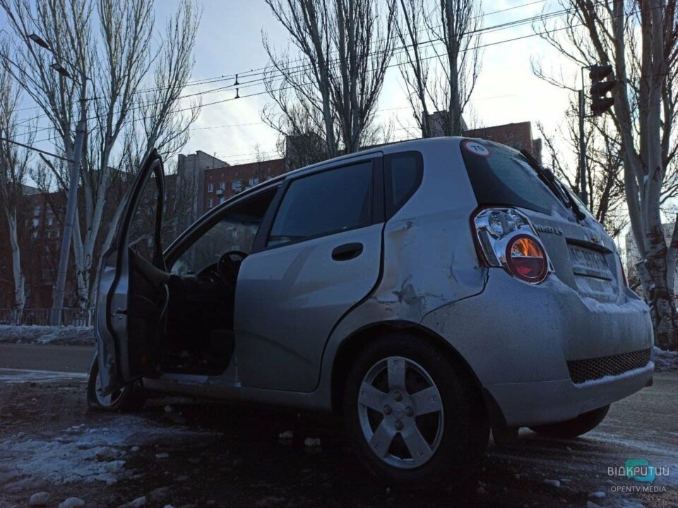 В Днепре на Набережной Заводской столкнулись 3 авто - рис. 3