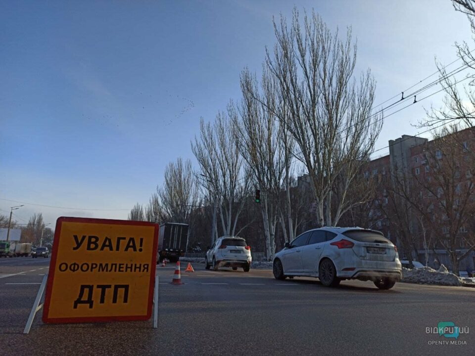 В Днепре на Набережной Заводской столкнулись 3 авто - рис. 6