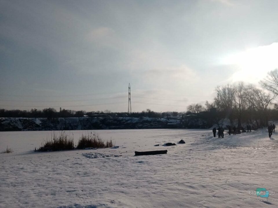 Крещение в Днепре: как отмечают на краснокаменском карьере (ФОТО) - рис. 1