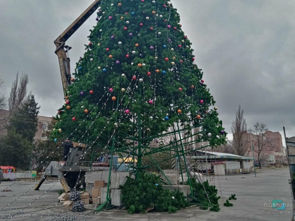 В Днепре разбирают новогоднюю елку, на которую потратили 2 миллиона гривен (ФОТО) - рис. 2