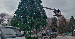 В Днепре разбирают новогоднюю елку, на которую потратили 2 миллиона гривен (ФОТО) - рис. 15