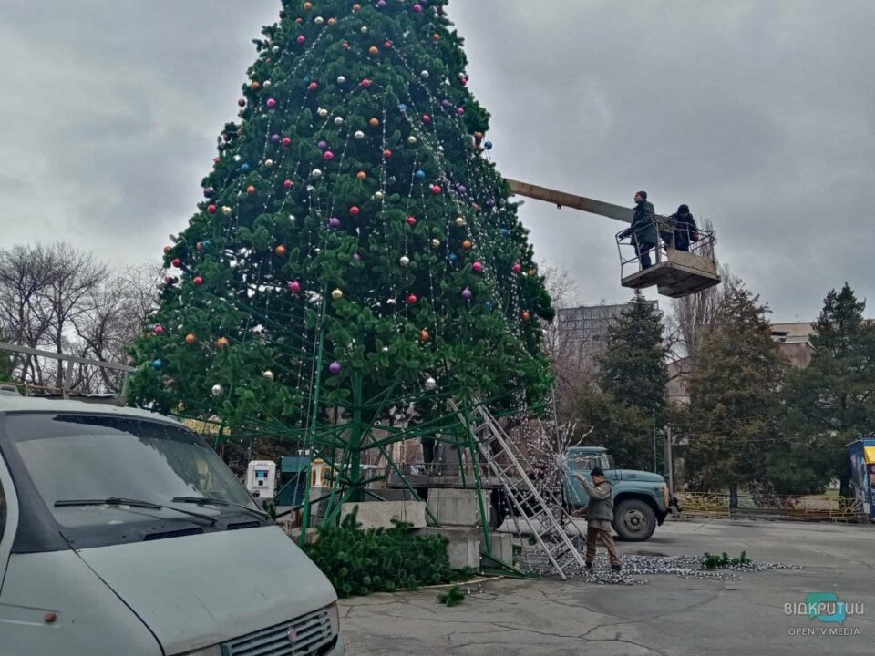 В Днепре разбирают новогоднюю елку, на которую потратили 2 миллиона гривен (ФОТО) - рис. 1