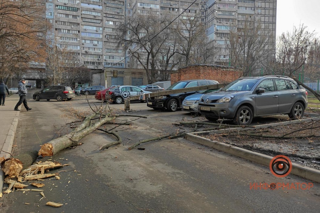 В Днепре электроопора упала на припаркованные иномарки - рис. 3