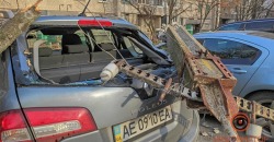 В Днепре электроопора упала на припаркованные иномарки - рис. 4