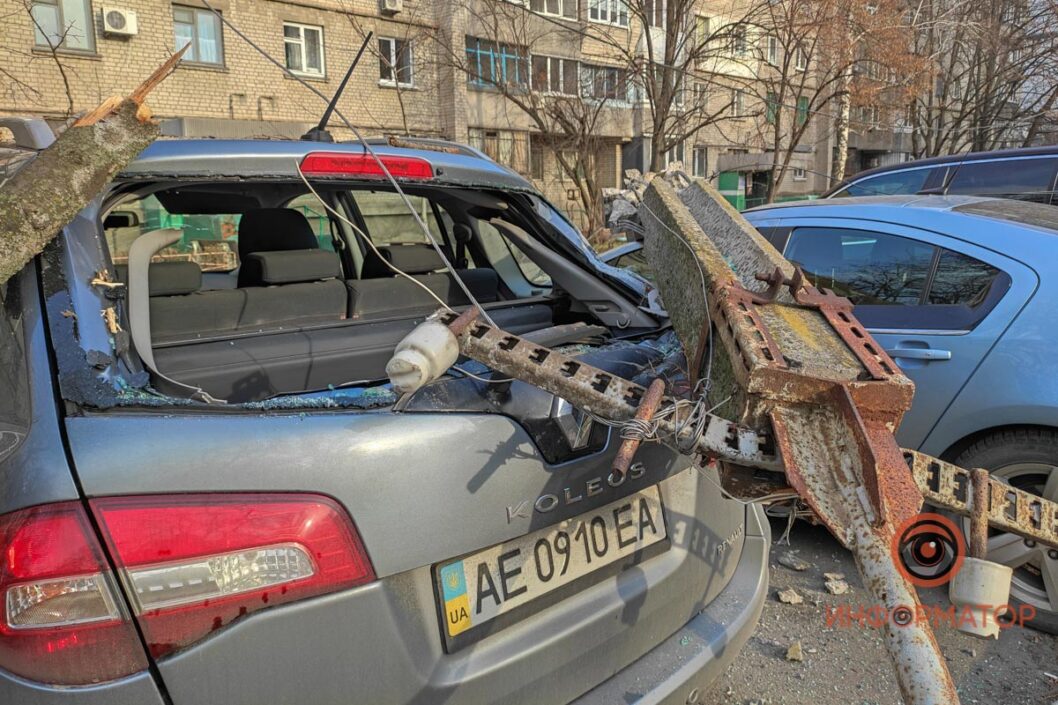 В Днепре электроопора упала на припаркованные иномарки - рис. 1