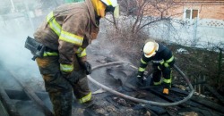 В Никополе пожарные два часа тушили заброшку (ВИДЕО) - рис. 5
