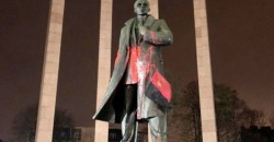 Во Львове осквернили памятник Степану Бандере - рис. 11
