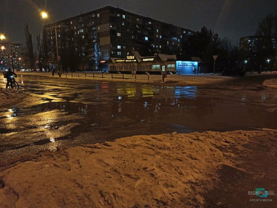 Снег превратился в "кашу" и лужи: что сейчас происходит на дорогах Днепра (ФОТО) - рис. 7