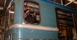 Снимают даже обшивку сидений: как в Днепре ремонтируют вагоны метро (ФОТО) - рис. 11