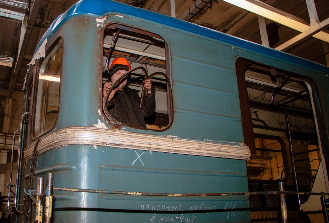 Снимают даже обшивку сидений: как в Днепре ремонтируют вагоны метро (ФОТО) - рис. 1