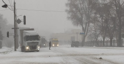 Снежный коллапс в Днепре: фуры перекрыли проспект Мазепы - рис. 9