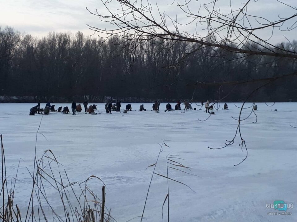 В Днепре на Победе десятки рыбаков вышли на лед (ФОТО) - рис. 1