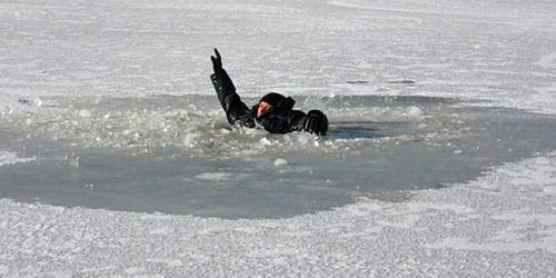 В Каменском граждане Грузии с украденым сейфом пытались переплыть через ледяной Днепр - рис. 1