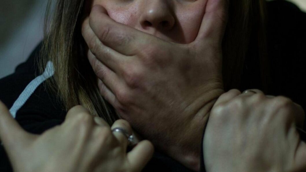 В Каменском мужчину судят за изнасилование и хранение оружия - рис. 1
