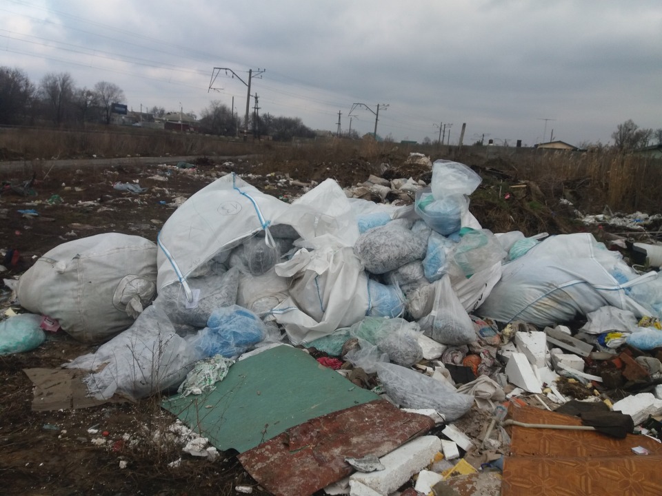 В Новомосковске выбросили мешки с использованными шприцами прямо на улице - рис. 4
