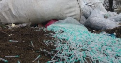В Новомосковске выбросили мешки с использованными шприцами прямо на улице - рис. 5