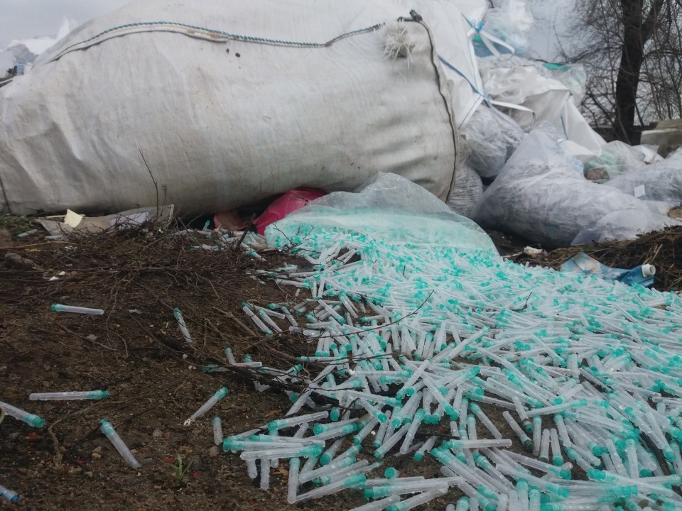 В Новомосковске выбросили мешки с использованными шприцами прямо на улице - рис. 7