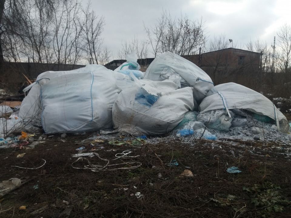 В Новомосковске выбросили мешки с использованными шприцами прямо на улице - рис. 2