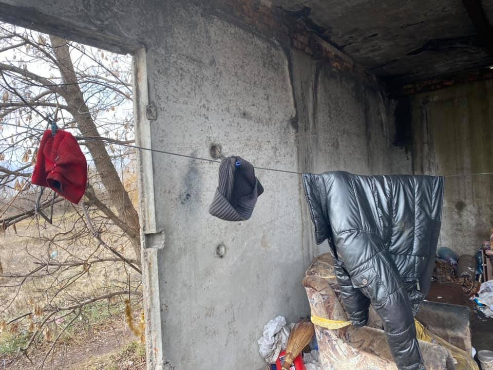 В одном из районов Днепра местные жители утепляли дом для «робинзонов» - рис. 5