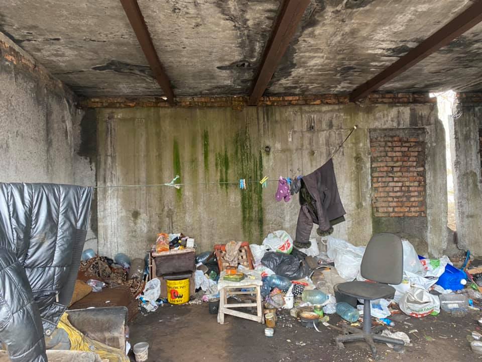 В одном из районов Днепра местные жители утепляли дом для «робинзонов» - рис. 4
