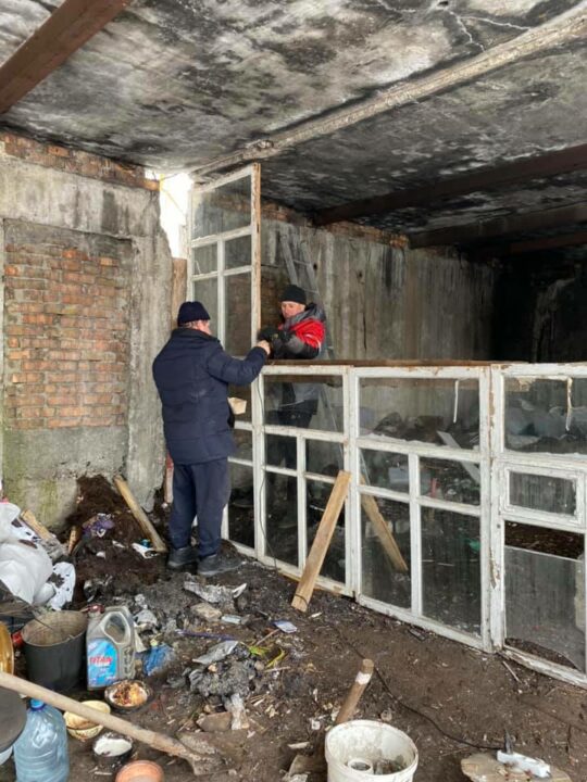 В одном из районов Днепра местные жители утепляли дом для «робинзонов» - рис. 8
