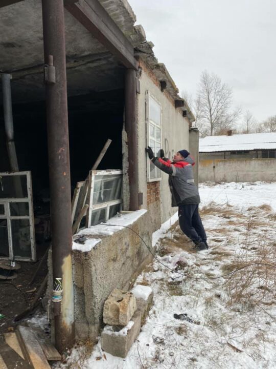 В одном из районов Днепра местные жители утепляли дом для «робинзонов» - рис. 10